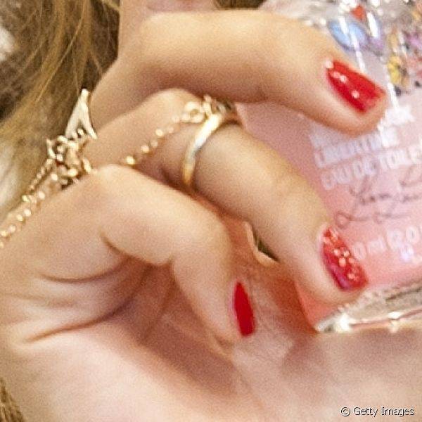 No ano passado a britânica exibiu um modelo filha única com as unhas em vermelho e apenas o dedo anelar preenchido com glitter prata